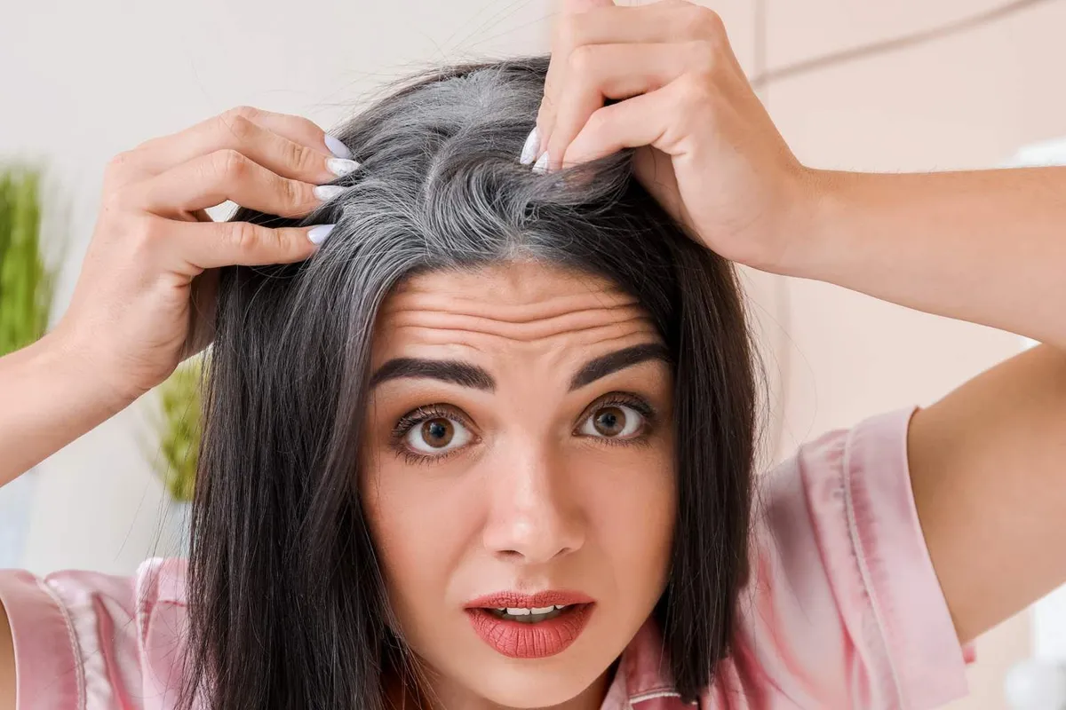 Grijs haar natuurlijk verven met cacaopoeder