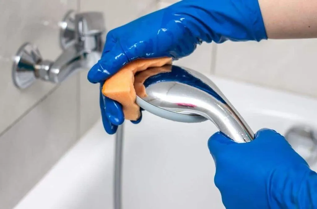 Zo houd je je douchekop kalk- en vuilvrij