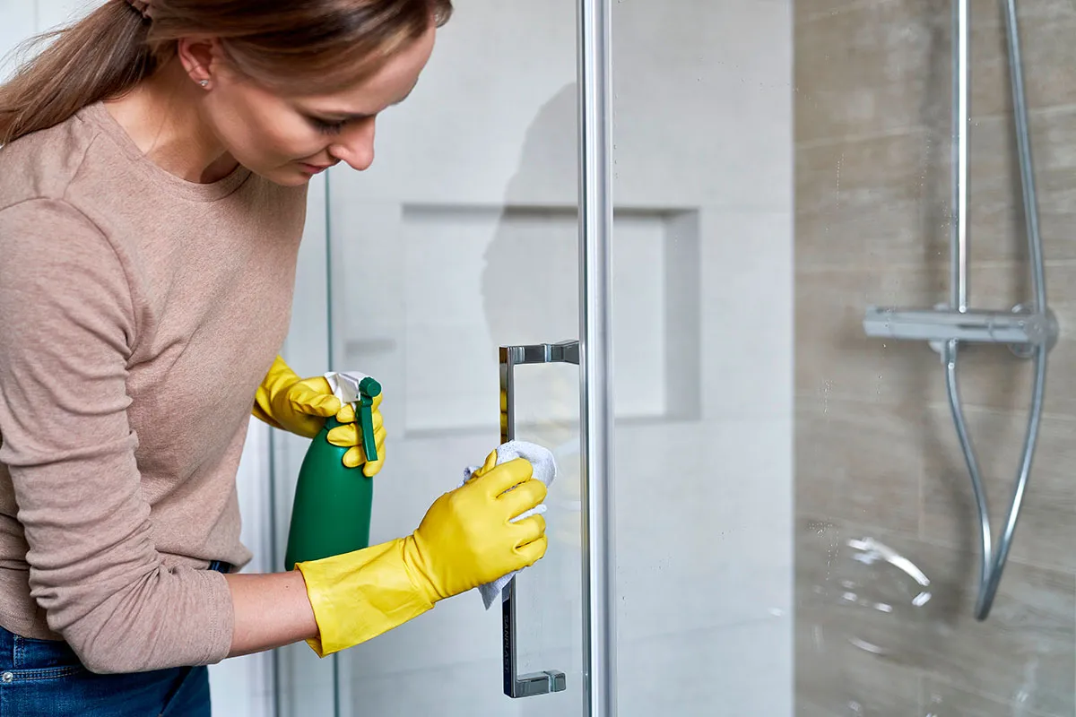 Zelfgemaakte spray laat kalkaanslag in minuten verdwijnen