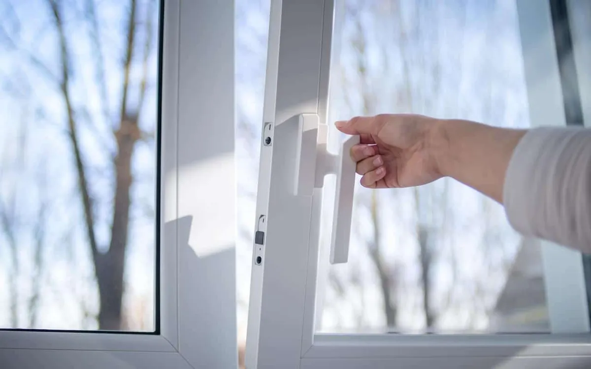 Waarom je 's winters beter niet tussen 8 en 10 uur je woning ventileert