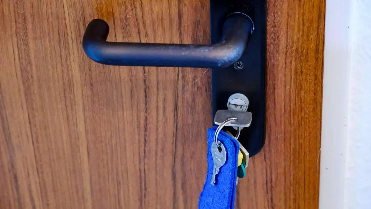 Sleutel 's nachts in het slot laten zitten: waarom dat geen goed idee is